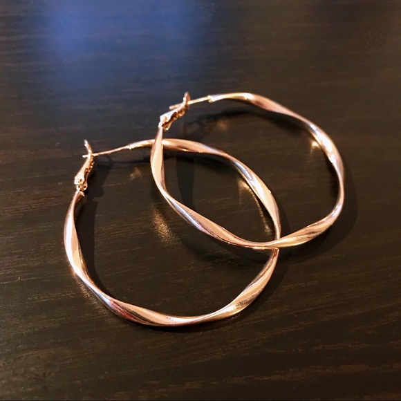 Wavy Hoop earrings in gold